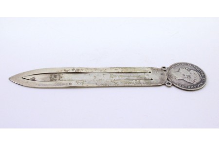 Marcador de livros  de prata com moeda de 200 reis na pega.